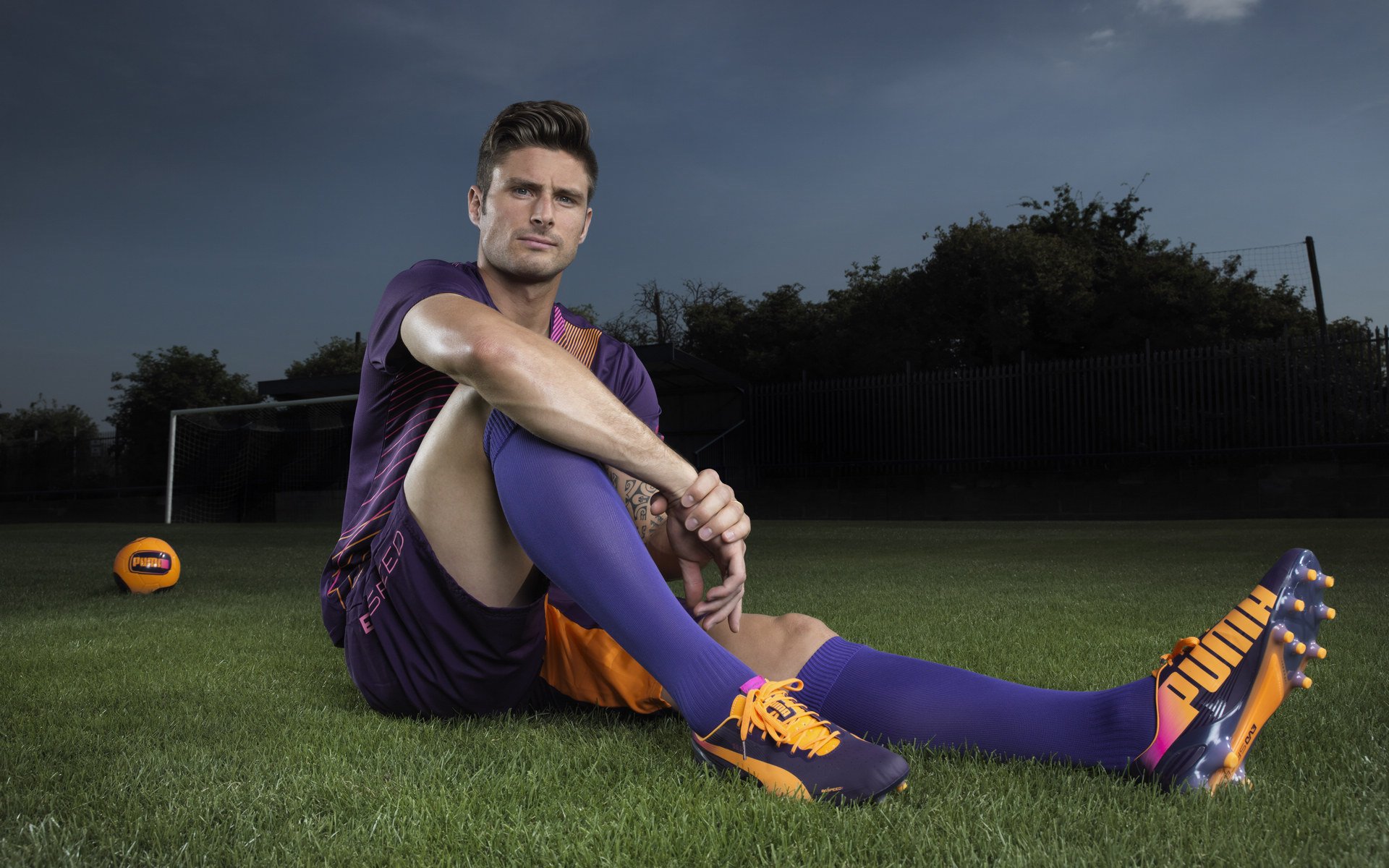 九游游戏中心下载-球场外的战斗：比赛背后的战术较量分析，球场战术板图片